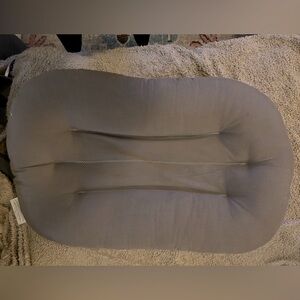 Like new snuggle me organic infant lounger in sparrow with cover in moss